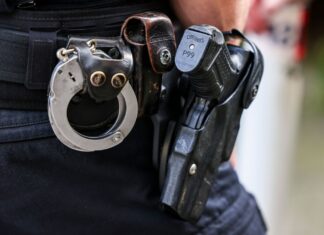 Im Anschluss an eine Verkehrskontrolle hat ein Mann in Wetter (Ennepe-Ruhr-Kreis) versucht, einem Polizisten die Dienstwaffe zu entreißen. (Symbolbild)