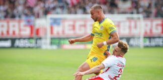 Tim Handwerker (r) grätscht in der kommenden Saison für die Arminia.