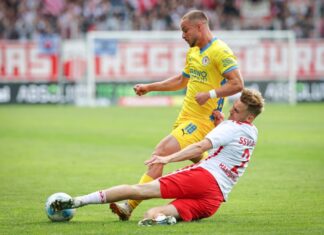 Tim Handwerker (r) grätscht in der kommenden Saison für die Arminia.