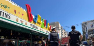 Eine deutsche Polizistin geht an der sogenannten Schinkenstraße auf Mallorca mit einem spanischen Kollegen Streife (Archivfoto)
