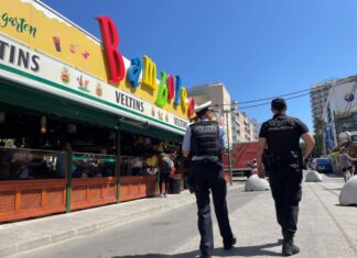 Eine deutsche Polizistin geht an der sogenannten Schinkenstraße auf Mallorca mit einem spanischen Kollegen Streife (Archivfoto)