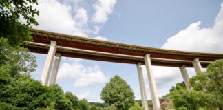 Ein Beton-Stahl-Koloss wird als neues Teilbauwerk an einen zweiten Brückenteil herangeschoben. 