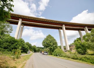 Ein Beton-Stahl-Koloss wird als neues Teilbauwerk an einen zweiten Brückenteil herangeschoben. 
