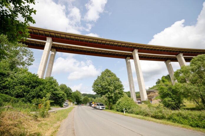 Talbrücke Rinsdorf an A45 wird mit Pfeilern komplett verschoben Ein Beton-Stahl-Koloss wird als neues Teilbauwerk an einen zweiten Brückenteil herangeschoben.