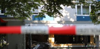 Eine Explosion vor einem Kölner Restaurant hat erhebliche Zerstörung angerichtet. 