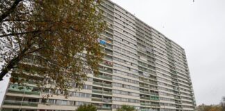 Meldekontrolle durch verschiedene Behörden am Problem-Hochhaus «Weißer Riese» im Stadtteil Homberg,