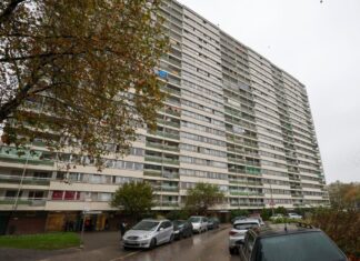 Meldekontrolle durch verschiedene Behörden am Problem-Hochhaus «Weißer Riese» im Stadtteil Homberg,