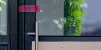 Polizisten haben in der Nacht auf Samstag in Mönchengladbach einen Toten und seine schwerst verletzte Ehefrau mit Schussverletzungen entdeckt. Der Mann hatte eine Schusswaffe in der Hand.