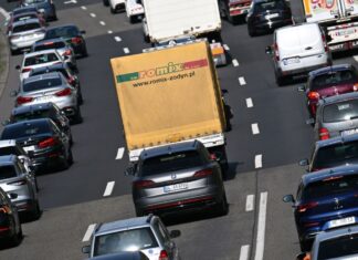 Wenn Pendler, Urlauber und Lastwagen gleichzeitig unterwegs sind: Zum Start in das lange Pfingst-Wochenende drohen Staus. (Symbolbild)