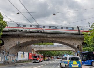Viel Geduld mussten Fahrgäste eines liegengebliebenen ICEs haben, der am Montag in Köln strandete: Die letzten Fahrgäste konnten den Zug erst nach fünf Stunden und 20 Minuten verlassen.
