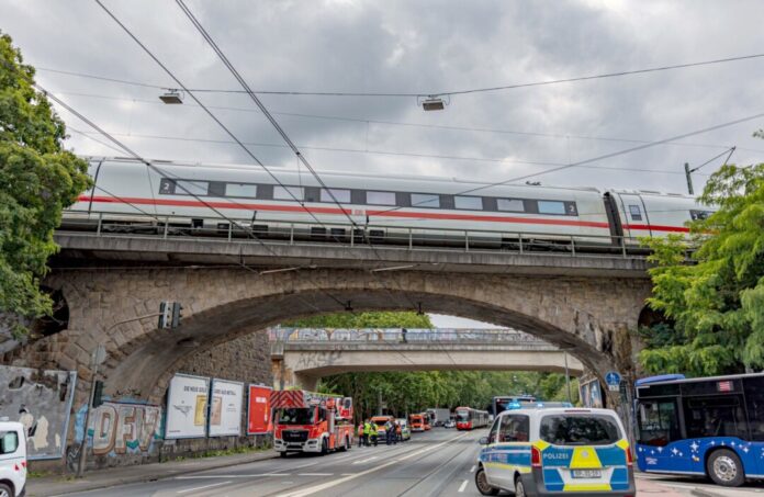 Viel Geduld mussten Fahrgäste eines liegengebliebenen ICEs haben, der am Montag in Köln strandete: Die letzten Fahrgäste konnten den Zug erst nach fünf Stunden und 20 Minuten verlassen.