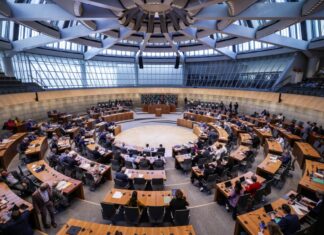 Die Abgeordnetenbezüge im Düsseldorfer Landtag sollen ab Juli steigen. (Archivfoto)