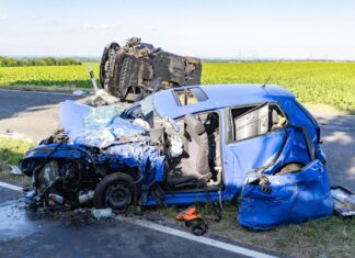 Die vier Insassen beider Fahrzeuge wurden teils lebensgefährlich verletzt.