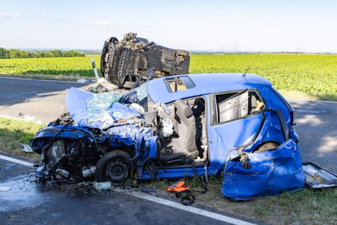 Die vier Insassen beider Fahrzeuge wurden teils lebensgefährlich verletzt.