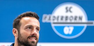 Neu-Trainer Ralf Kettemann bat zum Trainigsauftakt.