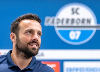 Neu-Trainer Ralf Kettemann bat zum Trainigsauftakt.