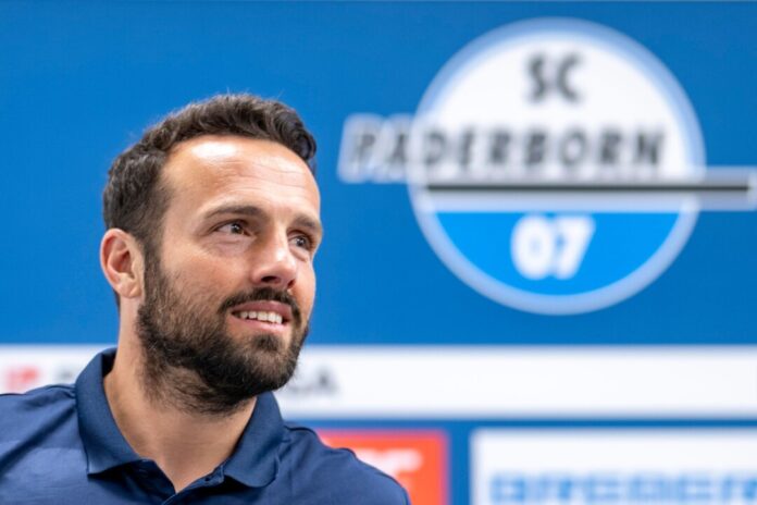 Neu-Trainer Ralf Kettemann bat zum Trainigsauftakt.