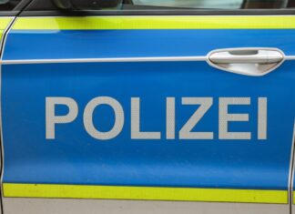 Ein 22-Jähriger kracht auf der A43 bei Haltern nach dem Überholen gegen Leitplanken und wird schwer verletzt. (Symbolfoto)