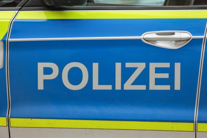 Symbolbild Streifenwagen Ein 22-Jähriger kracht auf der A43 bei Haltern nach dem Überholen gegen Leitplanken und wird schwer verletzt. (Symbolfoto)