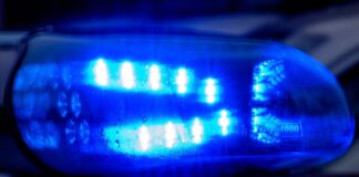 Nach einem Einbruch in ein Bürogebäude in Essen hat eine Polizistin einen Schuss abgefeuert, als ein Auto auf die Beamten zufuhr. (Symbolbild)