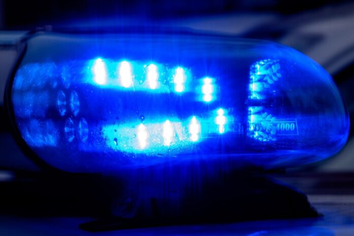 Nach einem Einbruch in ein Bürogebäude in Essen hat eine Polizistin einen Schuss abgefeuert, als ein Auto auf die Beamten zufuhr. (Symbolbild)