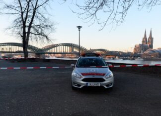 Schon 2020 musste die Hohenzollernbrücke wegen einer Bombenevakuierung gesperrt werden - so auch dieses Mal. (Archivbild)