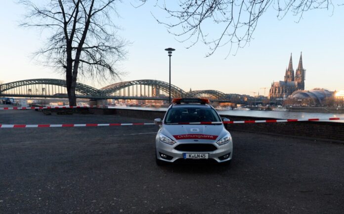 Schon 2020 musste die Hohenzollernbrücke wegen einer Bombenevakuierung gesperrt werden - so auch dieses Mal. (Archivbild)