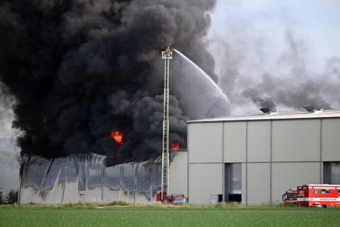 Feuer durch einen weggeworfenen Akku: Würde ein Pfandsystem helfen? (Archivfoto)