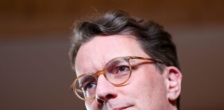NRW-Ministerpräsident Hendrik Wüst (CDU) macht vor Bund-Länder-Gesprächen zum steuerlichen Entlastungsprogramm für die Wirtschaft Druck auf den Bund. (Foto-Archiv)