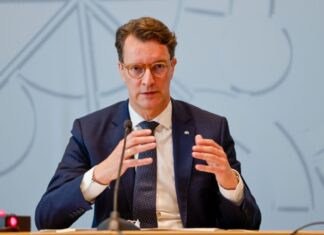 Nordrhein-Westfalens Ministerpräsident Hendrik Wüst (CDU) verlangt angesichts der erwarteten Steuerausfälle für Länder und Kommunen durch das geplante Investitionspaket des Bundes Kompensationen.
