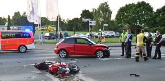 Ob der Unfallverursacher auch verletzt wurde, blieb zunächst unklar. 