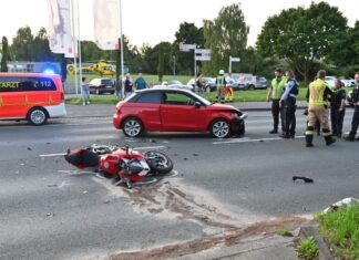 Ob der Unfallverursacher auch verletzt wurde, blieb zunächst unklar. 