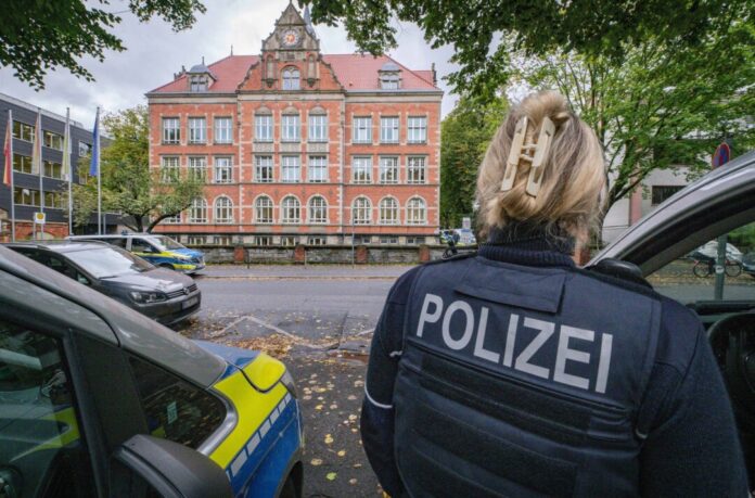 Starker Anstieg von Bedrohungslagen an Schulen in NRW Androhungen von Straftaten an Schulen nehmen ein erschreckendes Ausmaß an. (Symbolbild)