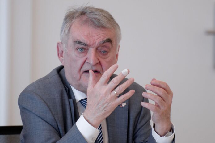 NRW-Innenminister Reul erklärte, dass die Sicherheitsbehörden mehr Befugnisse bekommen. (Archivfoto)