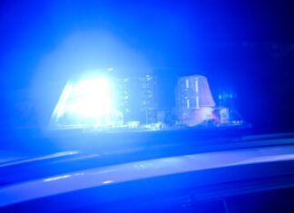Mehrere Personen seien mit einem schwarzen Pkw auf die Autobahn geflohen, so die Polizei. (Symbolbild)