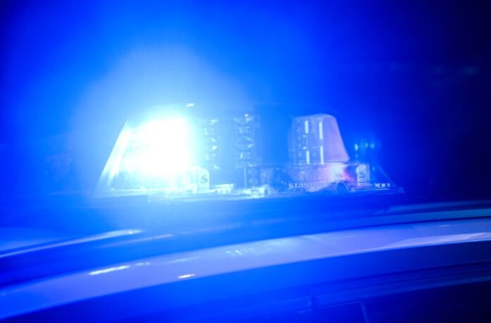 Mehrere Personen seien mit einem schwarzen Pkw auf die Autobahn geflohen, so die Polizei. (Symbolbild)