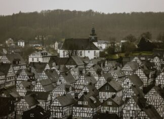 In Freudenberg wurde ein Mann mit brennbarer Flüssigkeit besprüht. (Archivbild)