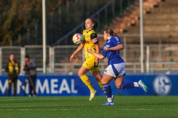 Der BVB mit Kapitänin Marie Grothe besiegte die Schalkerinnen: Hier eine Szene aus dem Meisterschafts-Hinrundenspiel.