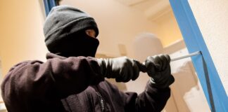 Der Einbruch in das Haus gelang - nur den Rückweg konnte der Mann nicht mehr unbehelligt antreten. (Symbolbild)