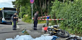 Das Motorrad liegt am Fahrbahnrand. 