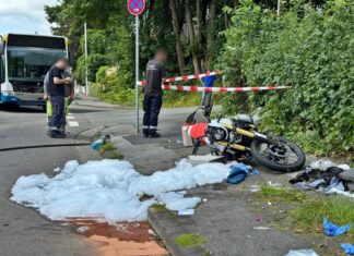Das Motorrad liegt am Fahrbahnrand. 