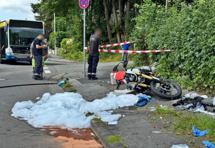 Das Motorrad liegt am Fahrbahnrand. 
