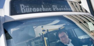 Seit 40 Jahren gibt es Bürgerbusse in Nordrhein-Westfalen. Was als Modellprojekt im westlichen Münsterland begann, sei inzwischen in vielen ländlichen Regionen eine unverzichtbare Ergänzung im Nahverkehr, sagt Verkehrsminister Oliver Krischer (Grüne).