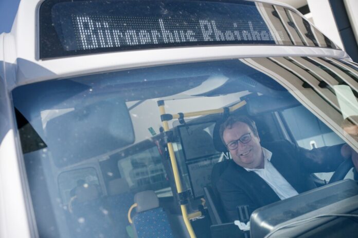 Seit 40 Jahren gibt es Bürgerbusse in Nordrhein-Westfalen. Was als Modellprojekt im westlichen Münsterland begann, sei inzwischen in vielen ländlichen Regionen eine unverzichtbare Ergänzung im Nahverkehr, sagt Verkehrsminister Oliver Krischer (Grüne).