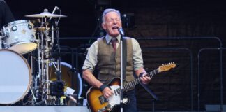 Tausende Fans sind bei dem Konzert von Bruce Springsteen in Gelsenkirchen. (Archivbild)