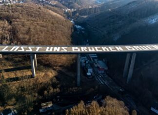 Die alte Rahmede-Talbrücke, als sie schon gesperrt war. (Archivfoto)