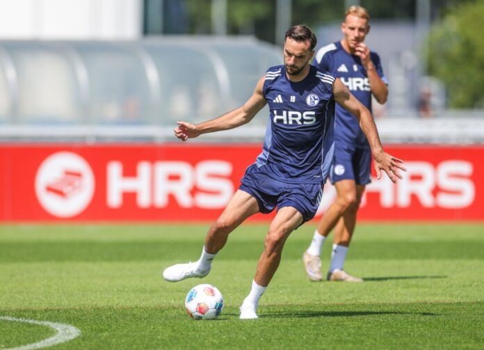 Beim Trainingsauftakt noch dabei: Schalkes nun verletzter Kapitän Kenan Karaman.