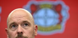 Bayer-Trainer Erik ten Hag absolviert das erste Testspiel mit seinem neuen Team in Brasilien. 