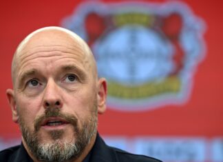 Bayer-Trainer Erik ten Hag absolviert das erste Testspiel mit seinem neuen Team in Brasilien. 