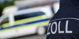 Mehrere Hauptzollämter durchsuchen mehr als 40 Räumlichkeiten wegen Abrechnungs- und Sozialbetrugs. 